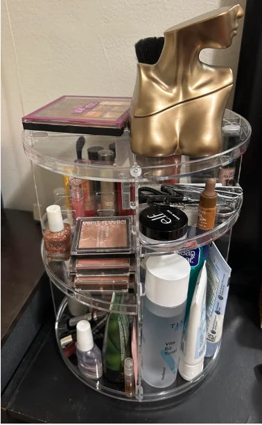 Organizador giratorio transparente con cosméticos y productos de cuidado personal, foto compartida por una compradora