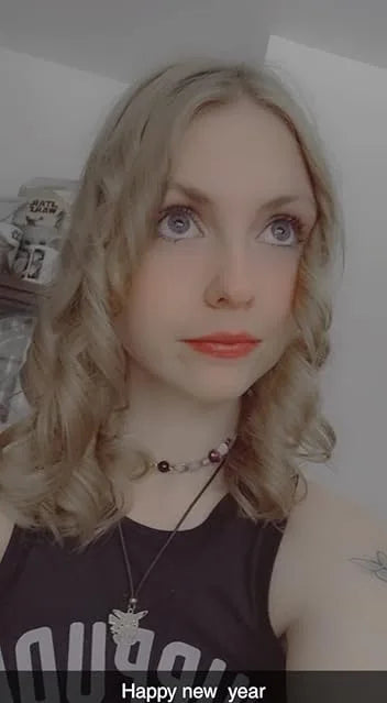 Foto de clienta mostrando sus rizos definidos