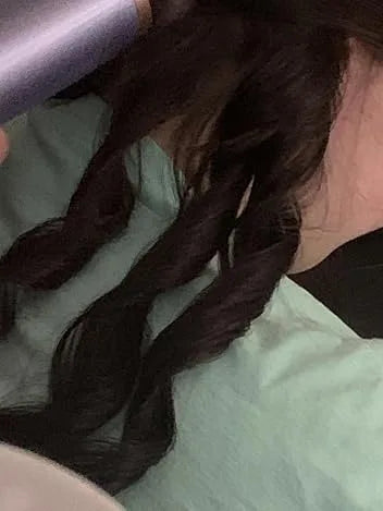 Clienta rizando su cabello con el rizador inalámbrico