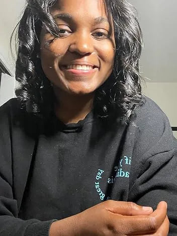 Clienta sonriendo con rizos definidos
