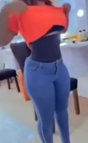 Vista frontal de una mujer usando una cinturilla negra sobre el abdomen