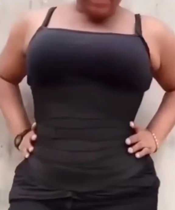 Vista frontal de una mujer usando una cinturilla negra de cobertura amplia
