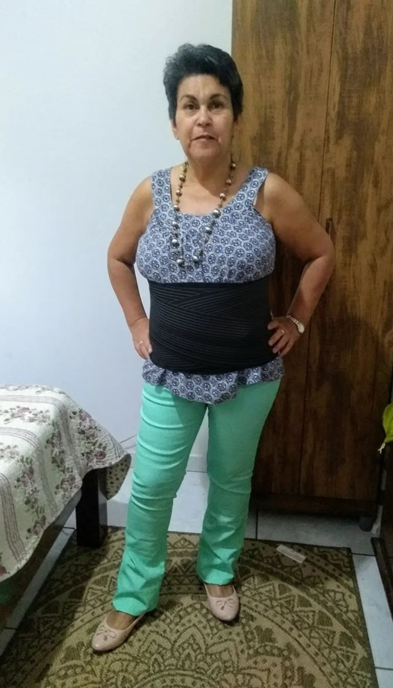 Mujer usando una cinturilla negra de bandas cruzadas
