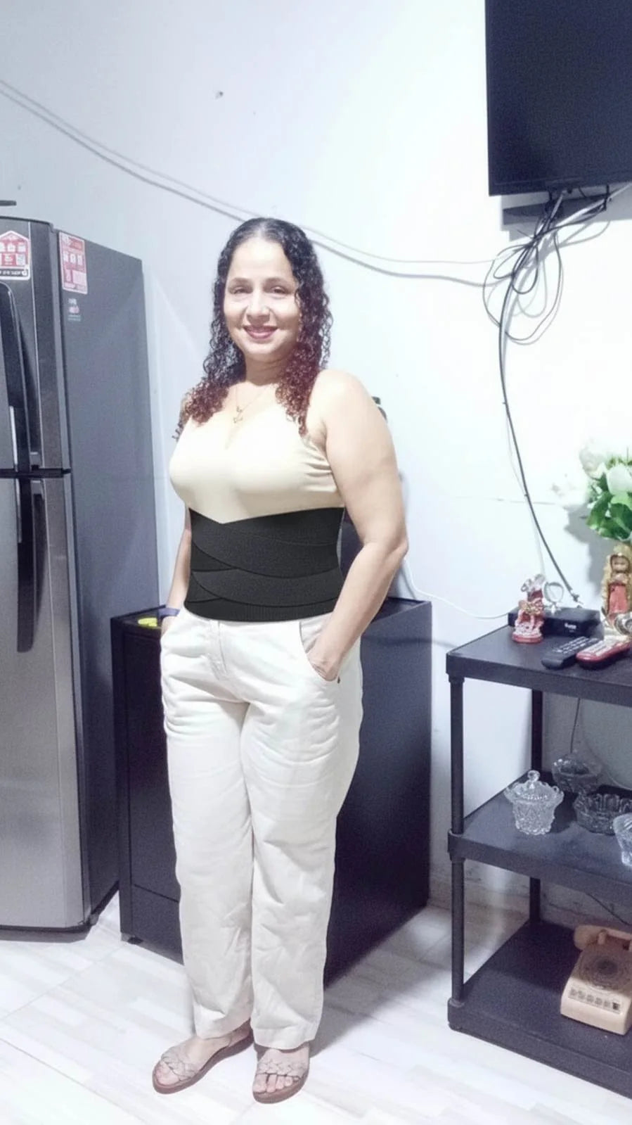 Mujer mostrando de lado el ajuste de una cinturilla negra