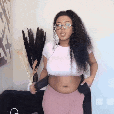 Mujer mostrando la cinturilla espiral elástica antes de colocarla