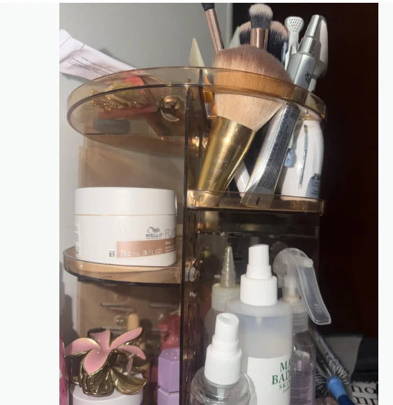 Organizador giratorio transparente con maquillaje y brochas, foto compartida por una compradora