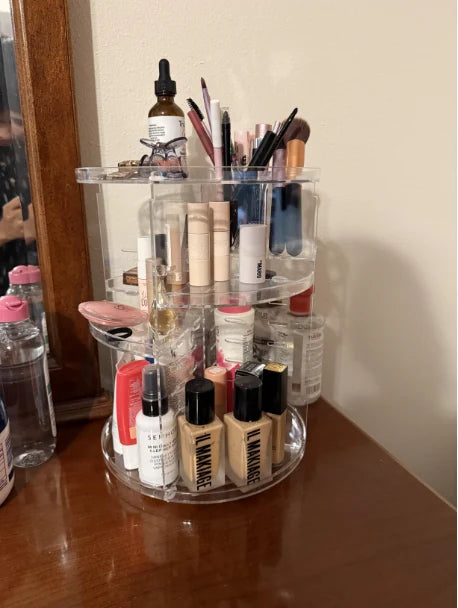 Organizador giratorio transparente lleno de maquillaje sobre un tocador, foto compartida por una compradora
