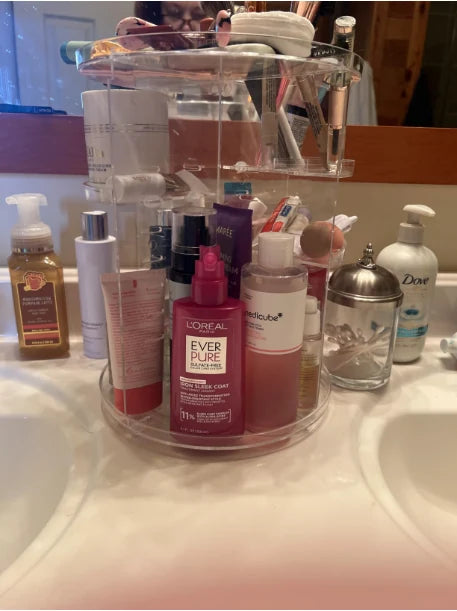 Organizador giratorio transparente con productos de belleza sobre el lavamanos, foto compartida por una compradora